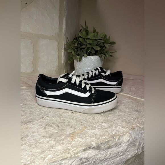 Vans old skool black/white sneakers sz 2 - Picture 1 of 6